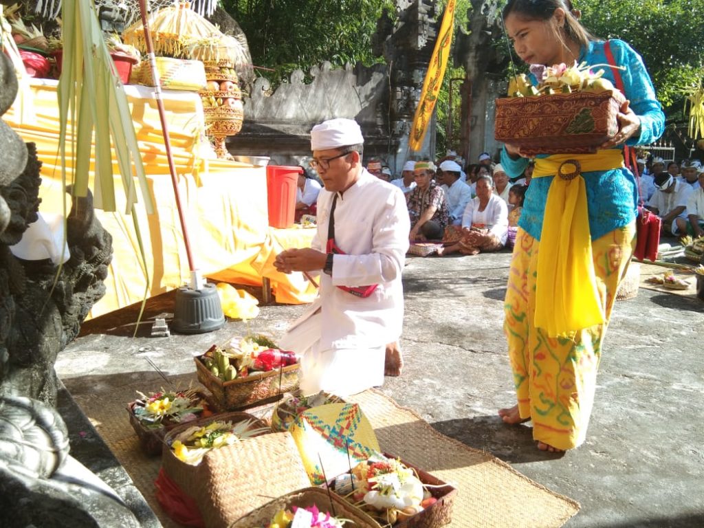 Pura Sali Paseban Batu Menghaturkan Persembahan dok. Humas)