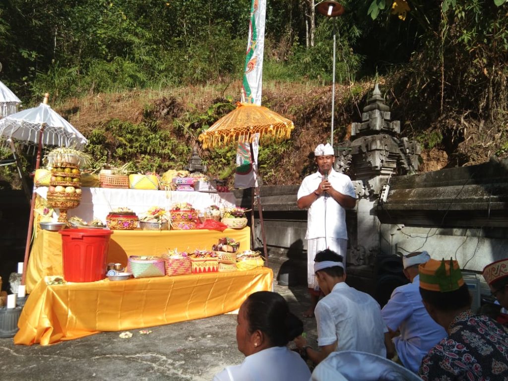 Pura Sali Paseban Batu Foto Pendharma Wacana I Made Adnyana, M.Si (dok. Humas)