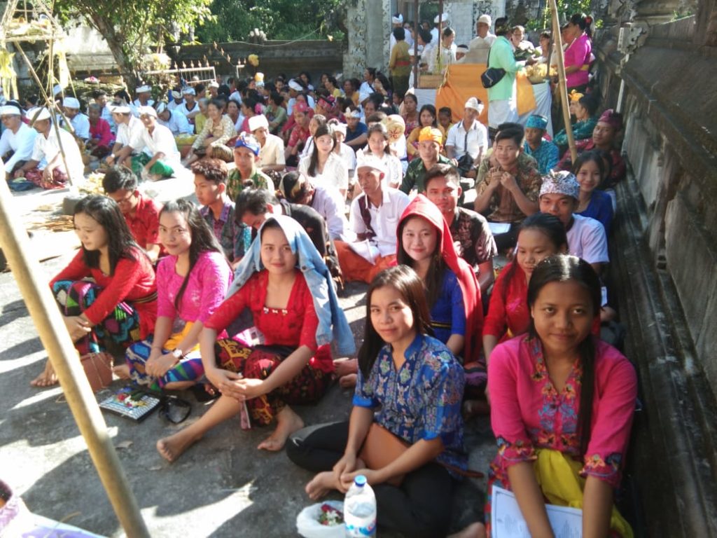 Pura Sali Paseban Batu Foto Mahasiswa IAHN TP Palangka Raya bersama Umat Hindu (dok. Humas)