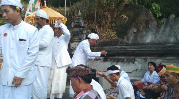 Foto Saat Pemberian Tirtha Oleh Pinandita dan Basir (dok. Humas)