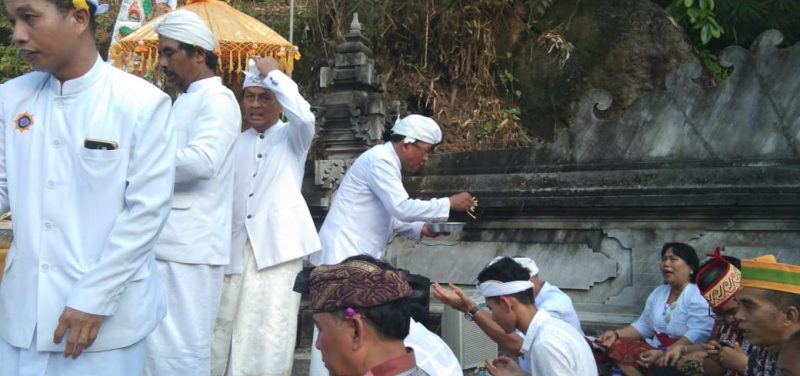 Foto Saat Pemberian Tirtha Oleh Pinandita dan Basir (dok. Humas)