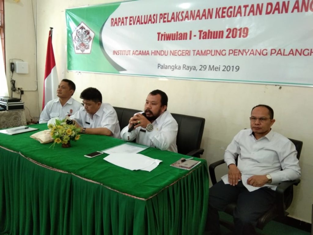 Rapat Evaluasi Foto Saat Sambutan Rektor yang disampaikan oleh Wakil Rektor Bidang Administrasi Umum, Perencanaan dan Keuangan (dok. Humas)