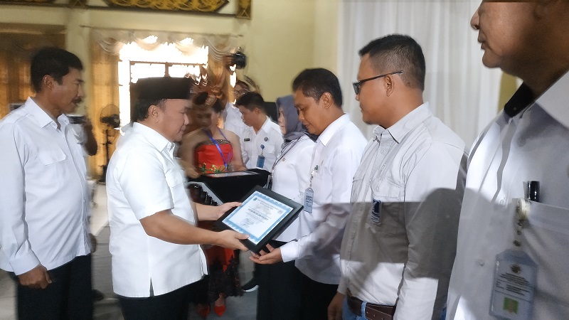 Rektor IAHN TP Menerima Penghargaan Dari Gubernur KAL-TENG