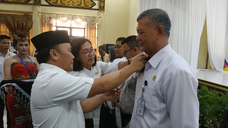 Rektor IAHN TP Menerima Penghargaan Dari Gubernur KAL-TENG