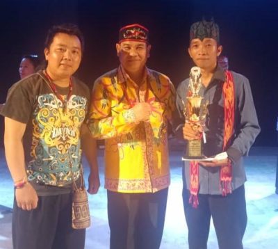Foto Bersama Kepala Dinas Pariwisata (Tengah) saat Menerima Fiala (dok. Humas)