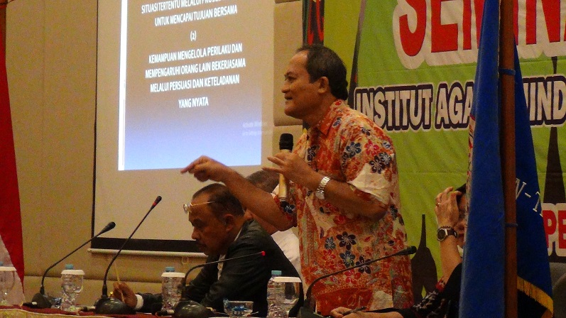 Penyampaian materi oleh narasumber pertama