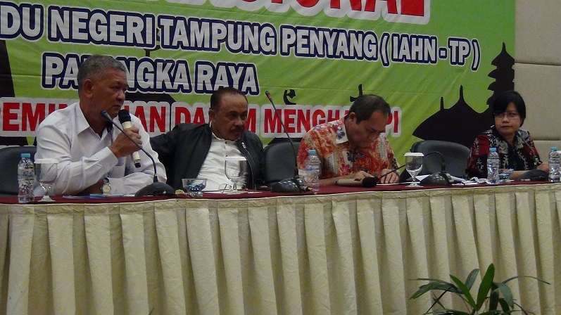 Rektor IAHN-TP Palangka Raya menyampaikan materi