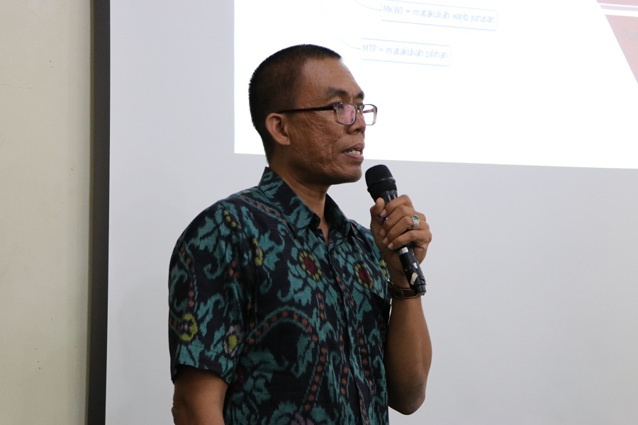 Narasumber menyampaikan materi