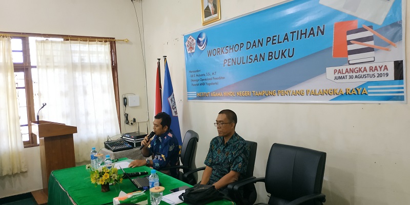 Kabag Mikwa dan Kerjasama IAHN-TP (kiri) membawakan acara Workshop