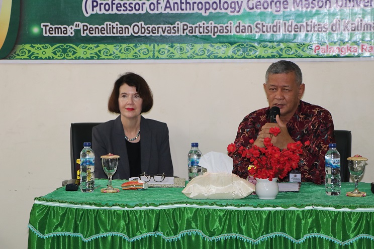 Rektor (kanan) bersama Anne L. Schiller (kiri)