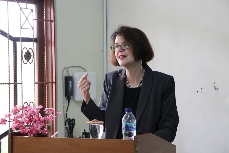 Paparan materi oleh Anne L. Schiller