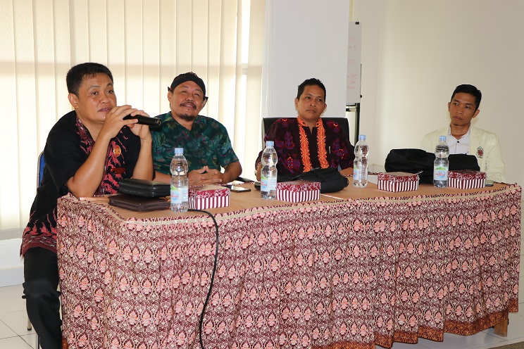 Wakil Rektor III (kiri) memberikan sambutan