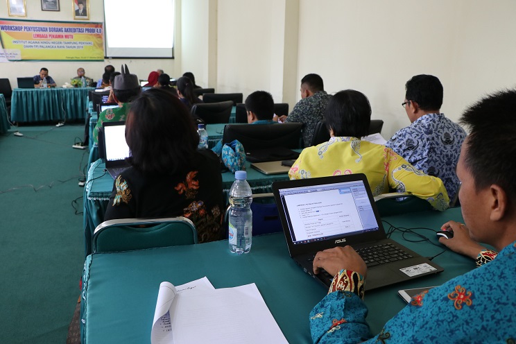 Penyusunan Borang Akreditasi Prodi 4.0 - Peserta sedang mempraktekkan materi yang didapat