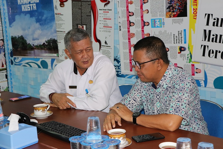 Rektor Kunjungi Kalteng Pos - Rektor (kiri) bersama Direktur Kalteng Pos (kanan)
