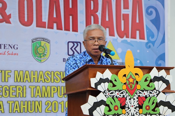 Pertunjukan Seni Budaya dan Olah Raga - Staf Ahli Walikota Palangka Raya membacakan sambutan Walikota Palangka Raya