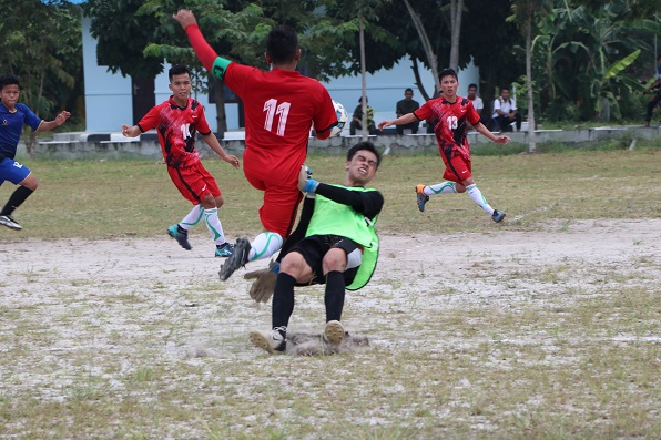 Pertunjukan Seni Budaya dan Olah Raga - Kapten Kesebelasan IAHN-TP Palangka Raya Berjibaku dengan Kiper Kesebelasan IAIN Palangka Raya