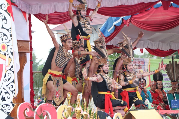 Kemeriahan Acara Penutupan PSBO III dan LKIM 2019 - Penampilan Tari Khas Dayak Kalimantan Tengah