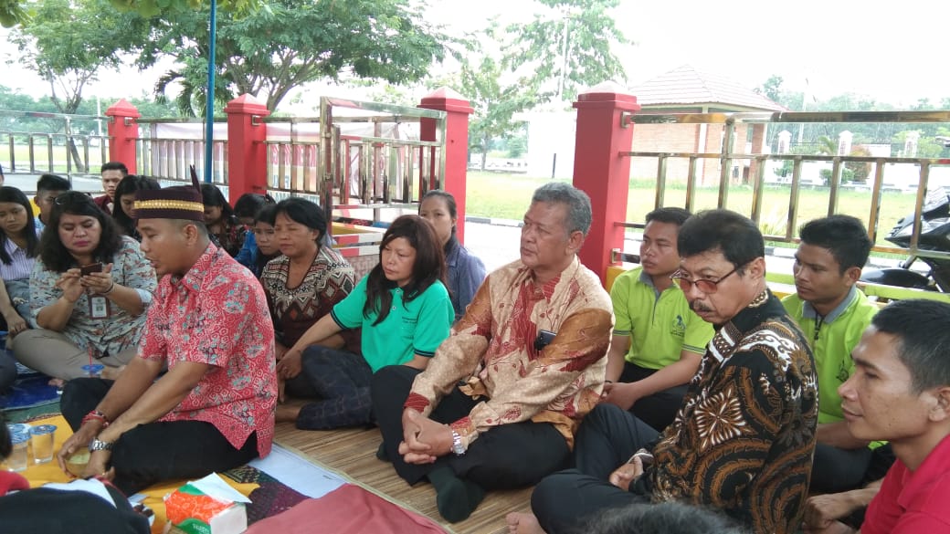 Rektor (tengah) menghadiri acara Pakanan Sahur Parapah