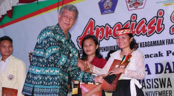 Penyerahan Tropi dan Piagam Juara oleh Rektor