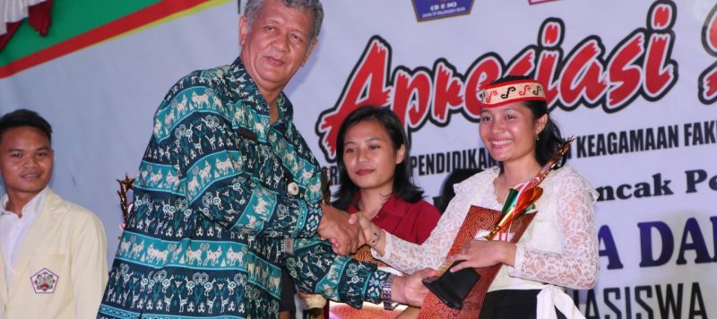 Penyerahan Tropi dan Piagam Juara oleh Rektor