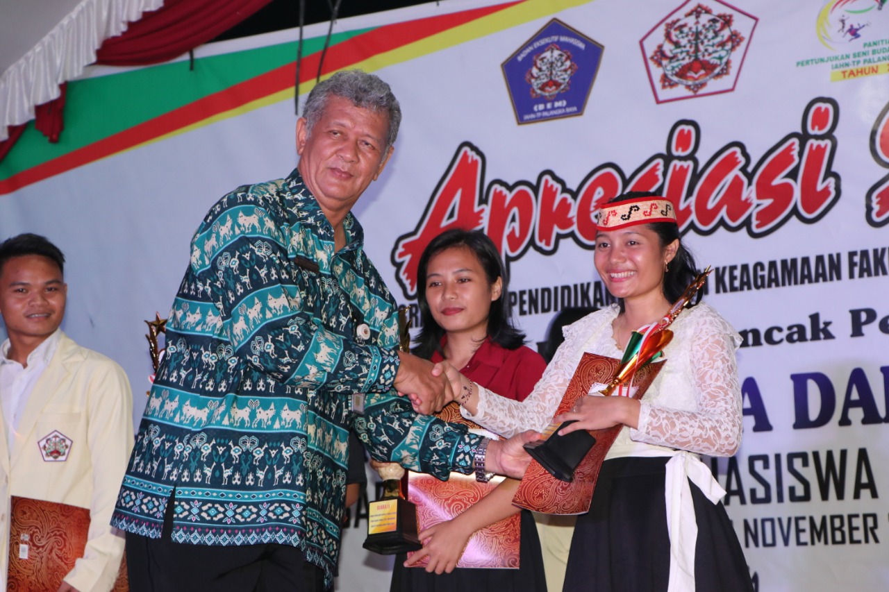 Penyerahan Tropi dan Piagam Juara oleh Rektor