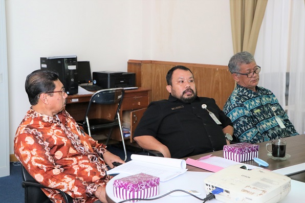 Rektor (kanan), Wakil Rektor III (tengah), dan Kepala Biro AUAK (kiri) tengah mengikuti Rapat Pembahasan Laporan Kinerja Tahun 2019
