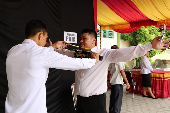 Pemeriksaan peserta menggunakan Metal Detector