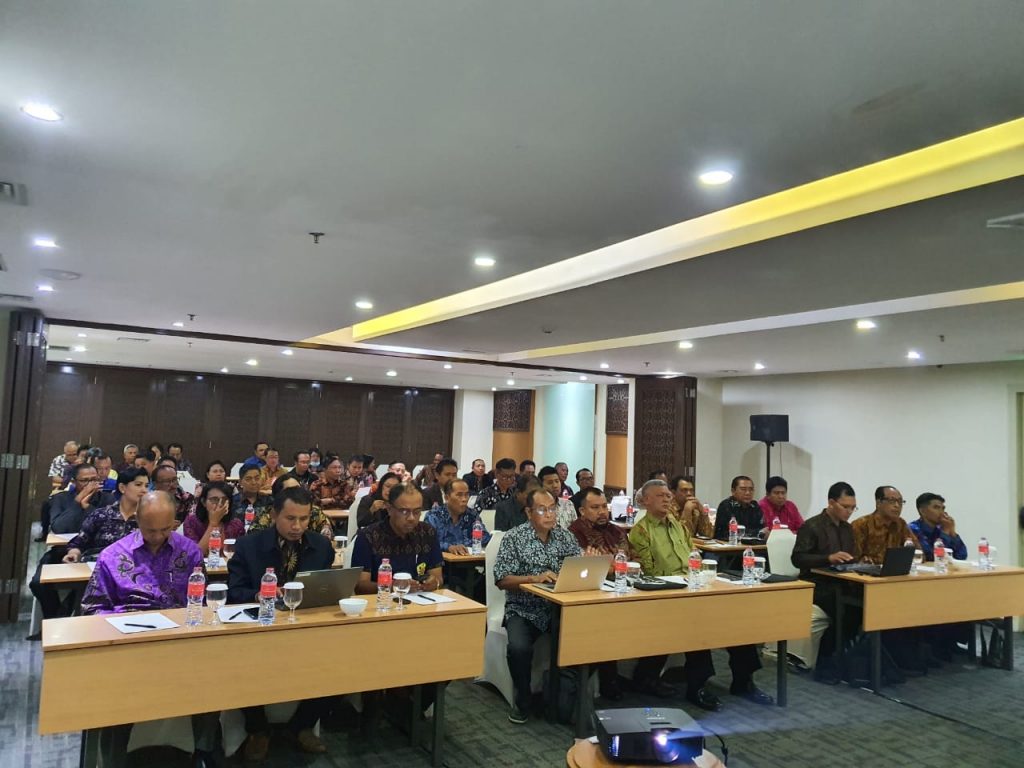 Rektor (batik hijau) menghadiri pertemuan Ditjen Bimas Hindu dan PTKH se-Indonesia