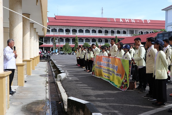 Rektor memberikan sambutan di acara Pelepasan Mahasiswa KKN Tahun 2020