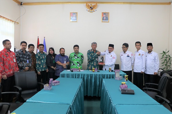 Penyerahan Cinderamata dari KPU Prov Kalteng kepada IAHN-TP Palangka Raya