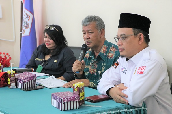 Rektor (tengah) didampingi oleh Ketua KPU Prov Kalteng (kanan) dan Kabag AUK (kiri)