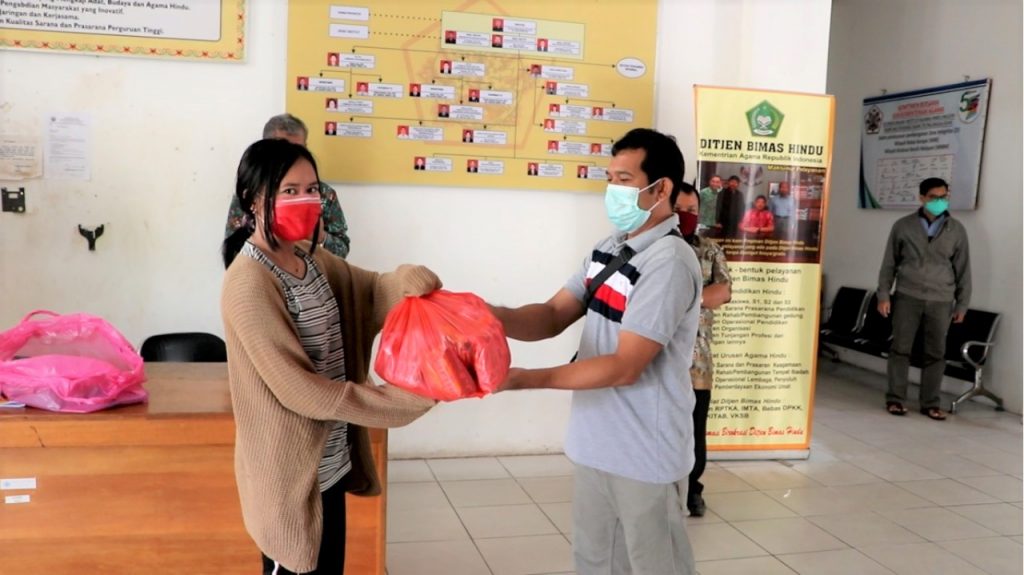 Penyerahan Bantuan kepada Mahasiswa oleh Kabag Akademik dan Kemahasiswaan