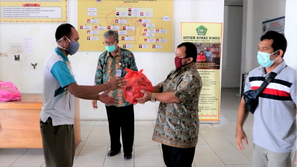 Penyerahan Bantuan kepada Tenaga Kebersihan oleh Wakil Rektor II