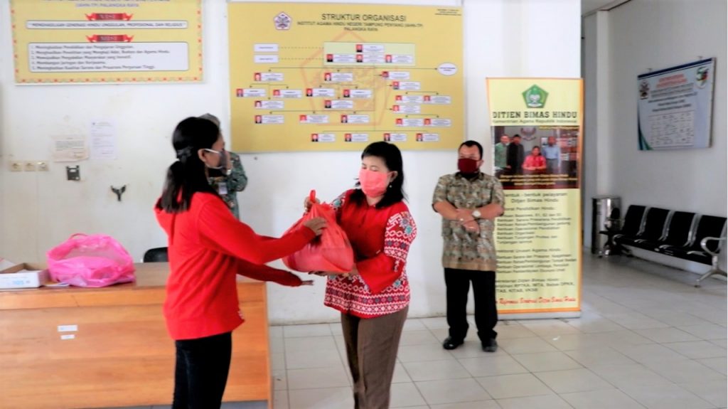 Penyerahan Bantuan oleh Kasubbag Umum dan Kepegawaian