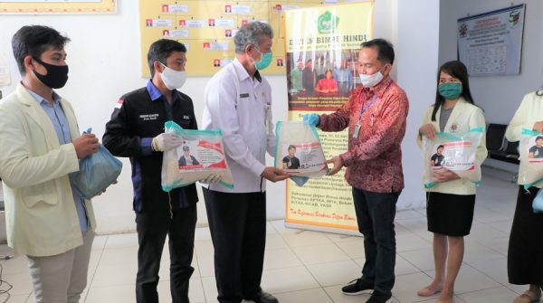 Penyerahan Bansos dari Agustiar Sabran