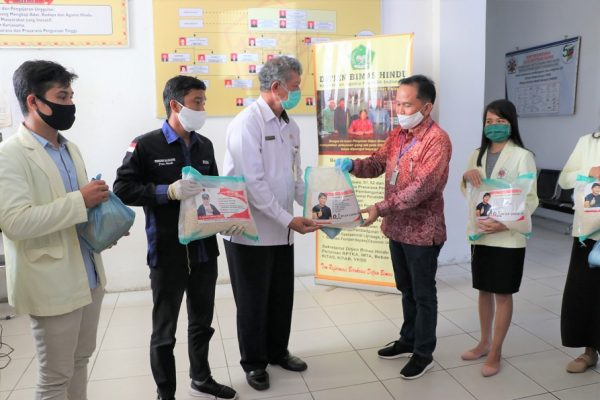 Penyerahan Bansos dari Agustiar Sabran