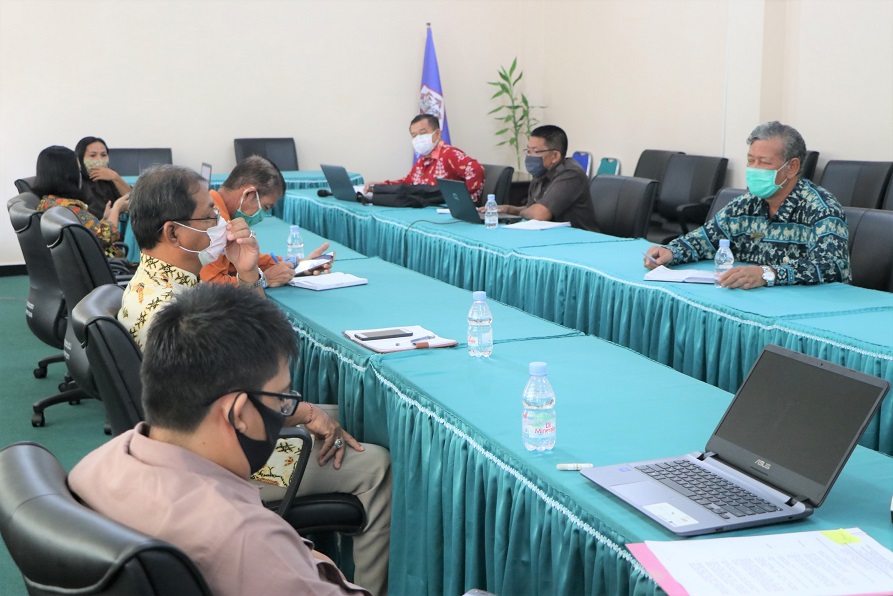 Rektor (kanan) memberikan arahan saat rapat Tim Pengisian Borang Akreditasi Institusi