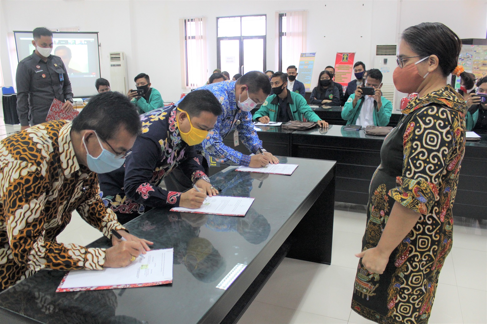 Penandatanganan Kesepakatan dan Perjanjian Kerjasama oleh Pihak Perguruan Tinggi