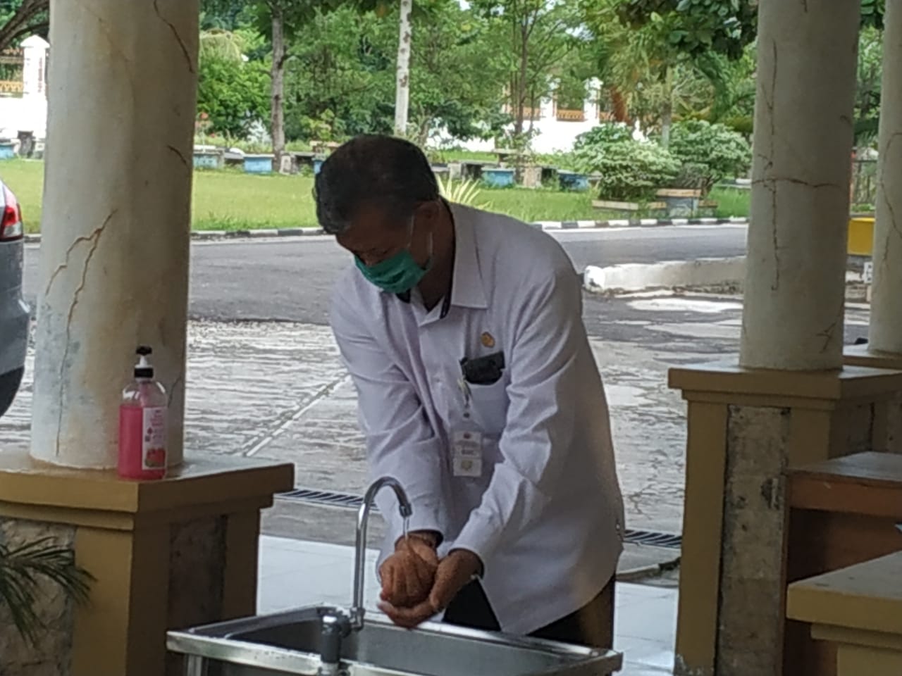 Rektor mencuci tangan sebelum memasuki kantor