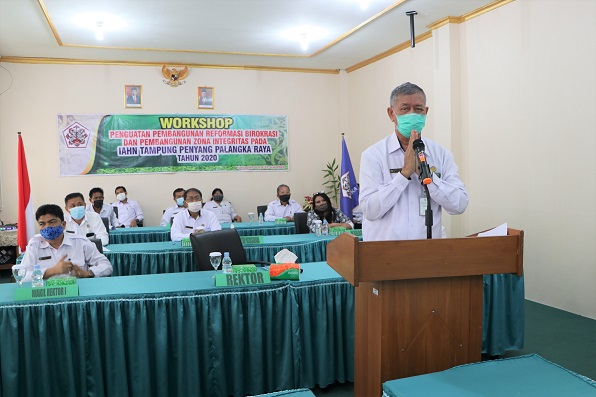 Rektor memberikan sambutan dalam pembukaan kegiatan Workshop Penguatan Pembangunan RB dan ZI