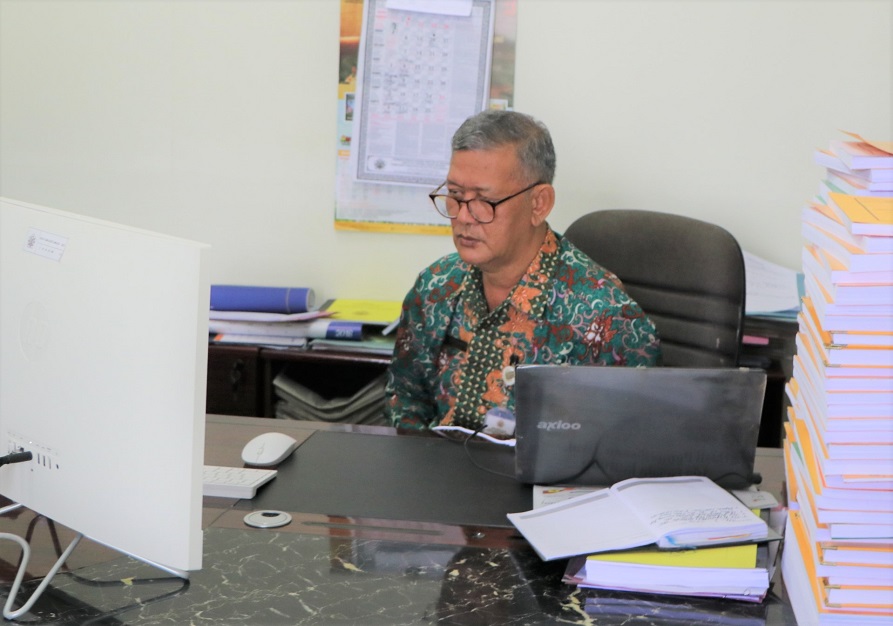 Rektor sebagai narasumber webinar menyampaikan materi