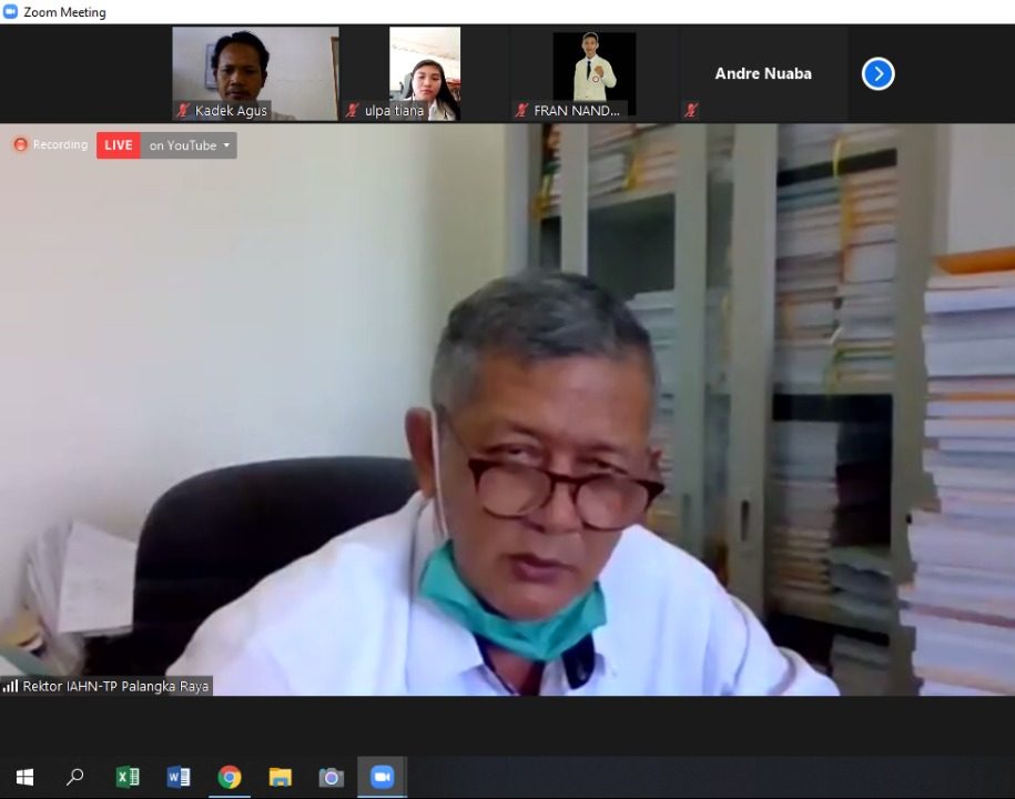 Rektor memberikan sambutan pada kegiatan Webinar Mahasiswa