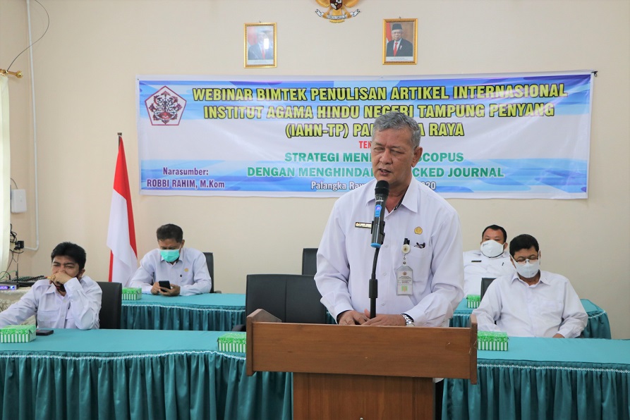 Rektor memberikan sambutan saat acara pembukaan Webinar Bimtek Penulisan Artikel Internasional
