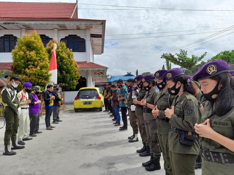 Menwa Satuan 604 melakukan doa bersama sebelum melaksanakan pengabdian kepada masyarakat di Kelurahan Marang, Bukit Batu