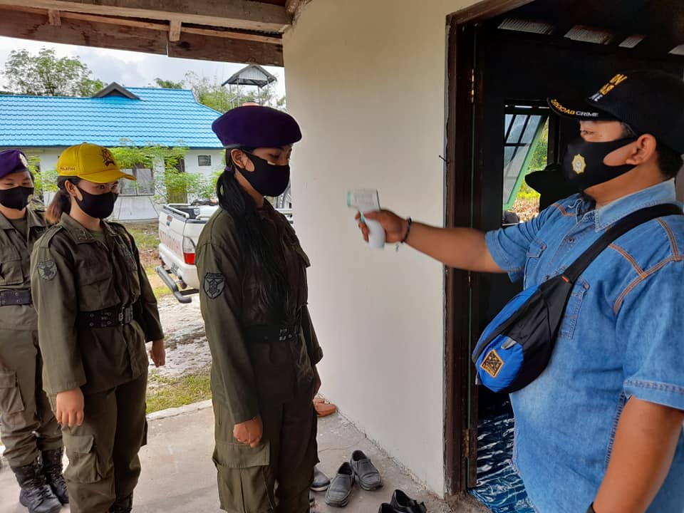 Pengecekan suhu tubuh ketika tiba di lokasi pengabdian