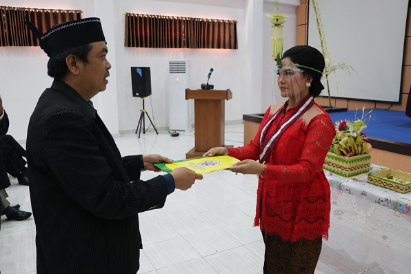 Wakil Rektor I menyerahkan Piagam Penghargaan kepada Lulusan Terbaik