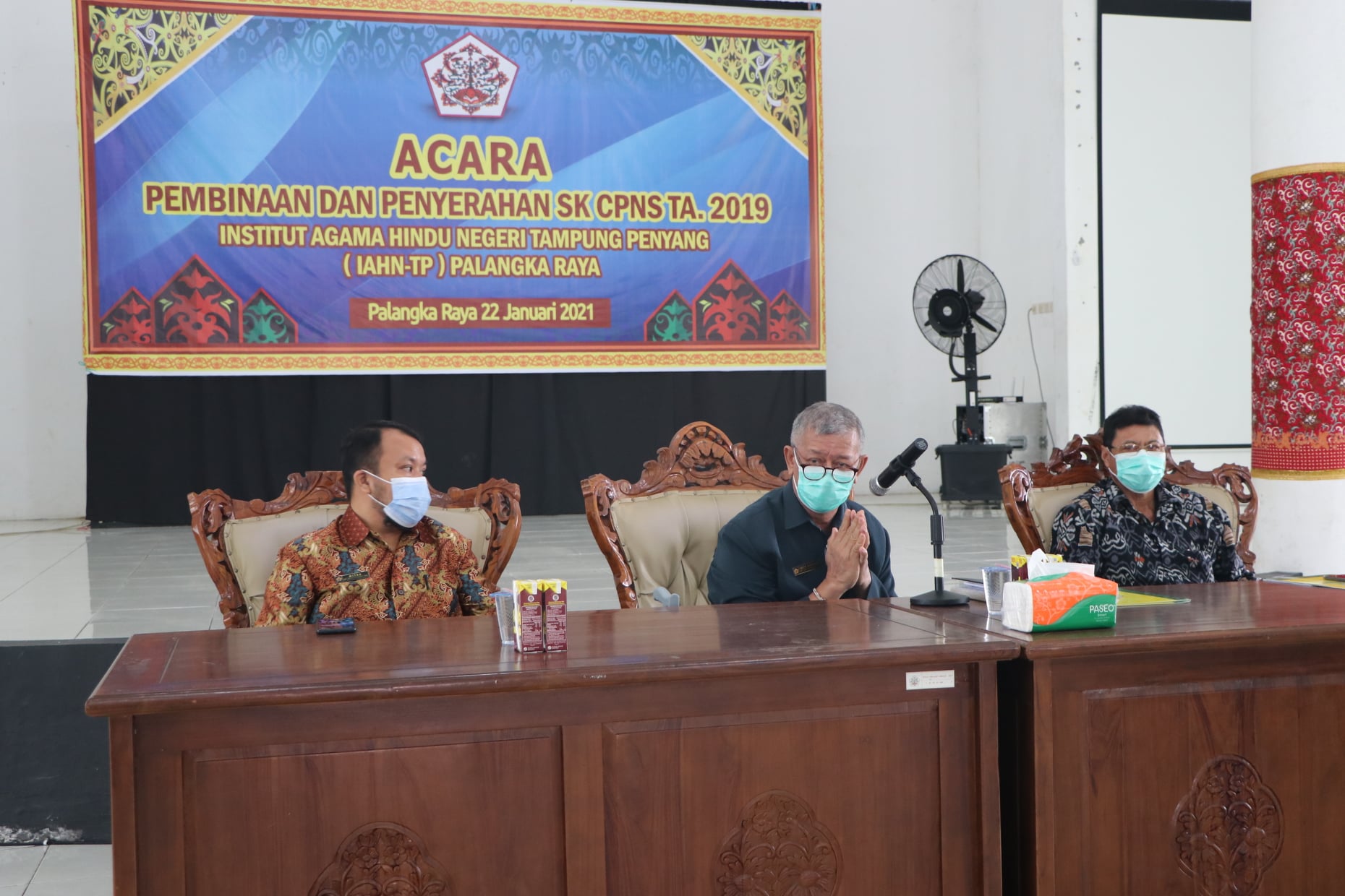 Rektor didampingi oleh Wakil Rektor II dan Kepala Biro AUAK dalam kegiatan penyerahan SK CPNS 2019