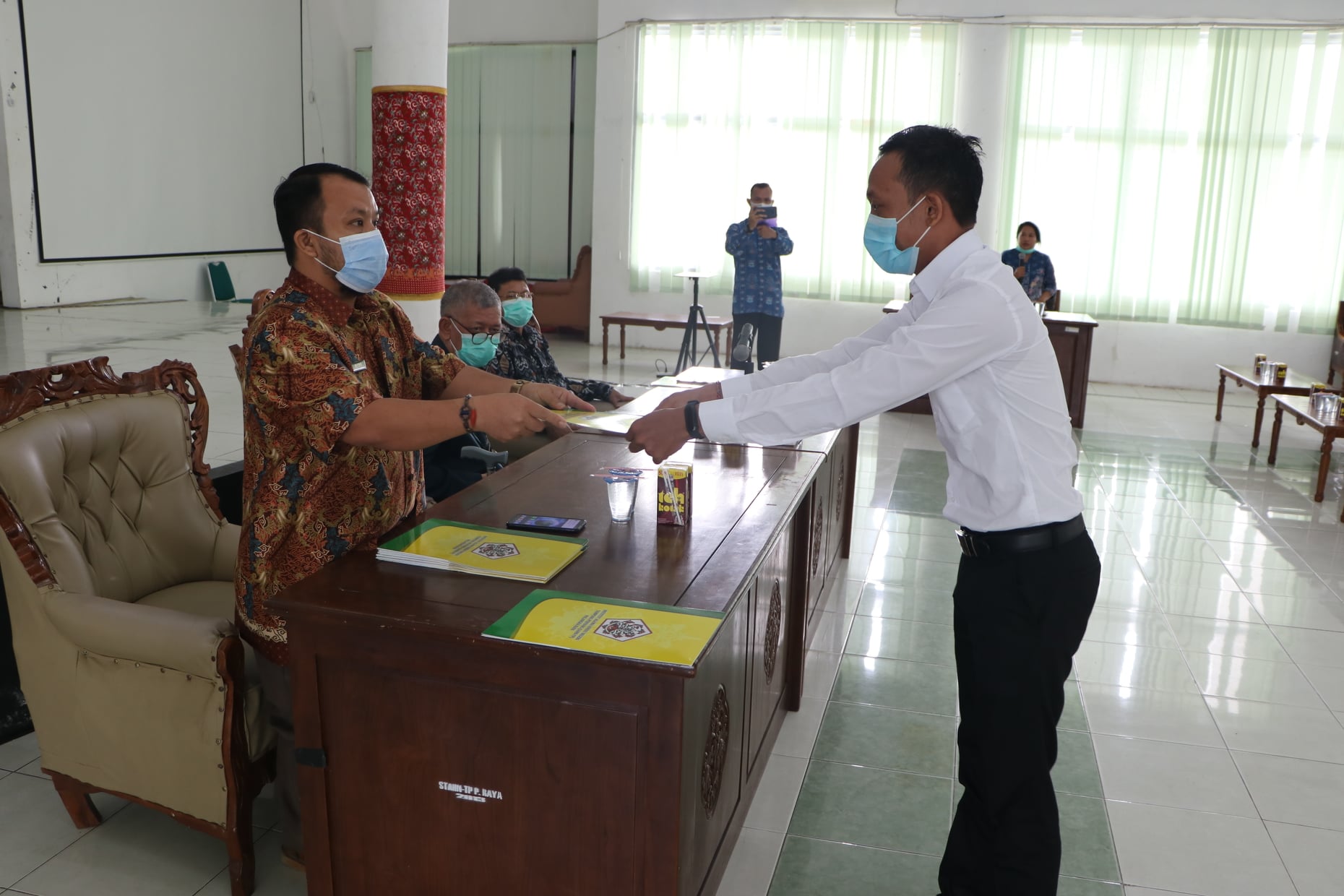 Wakil Rektor II Menyerahkan SK CPNS 2019