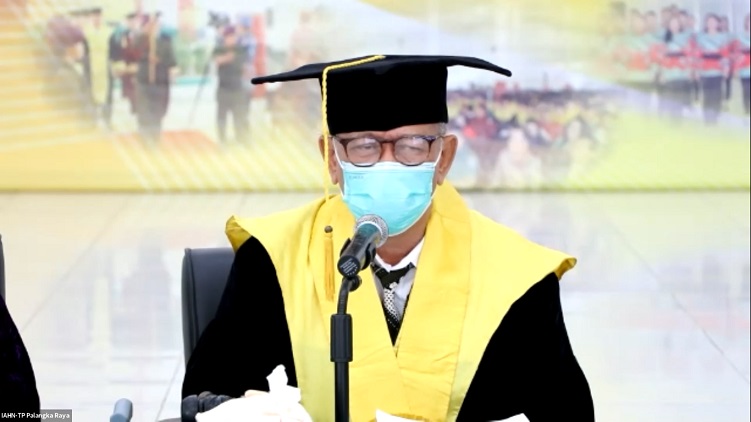 Rektor menyampaikan Laporan pada Kegiatan Wisuda II IAHN-TP Palangka Raya Tahun 2021