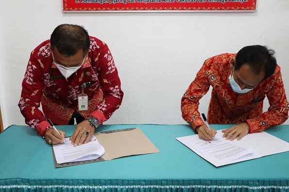Penandatanganan MoU oleh Dekan FDS IAHN-TP Palangka Raya dan Dekan Fak. Hukum Univ. PGRI P.Raya